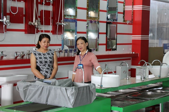 Cán bộ Chi cục Thuế huyện Cư M’gar kiểm tra thực tế tại một cửa hàng kinh doanh nội thất ở thị trấn Ea Pốk.