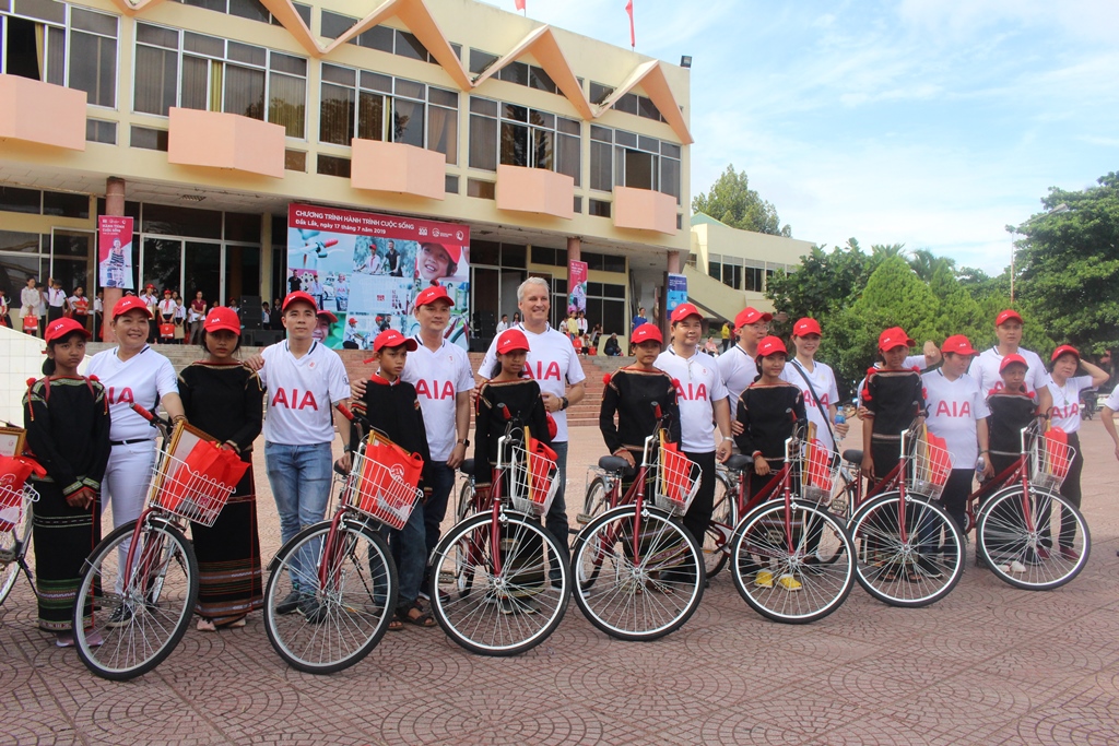 Đại diện Công ty Bảo hiểm Nhân thọ AIA trao xe đạp tặng học sinh.