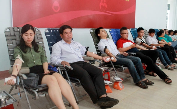 Người dân TP. Buôn Ma Thuột tham gia hiến máu tình nguyện.