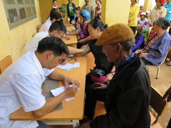 Hội Chữ thập đỏ tỉnh vận động đoàn y bác sĩ về khám chữa bệnh cho người dân xã Cư Né, huyện Krông Búk trong Tháng nhân đạo 2019.
