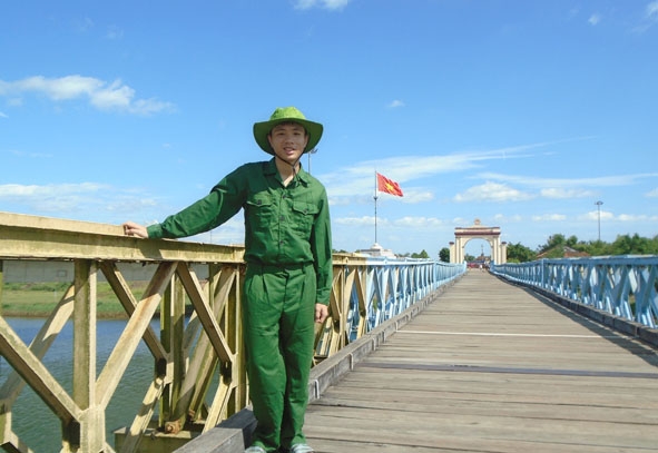  Trên cầu Hiền Lương lịch sử. 