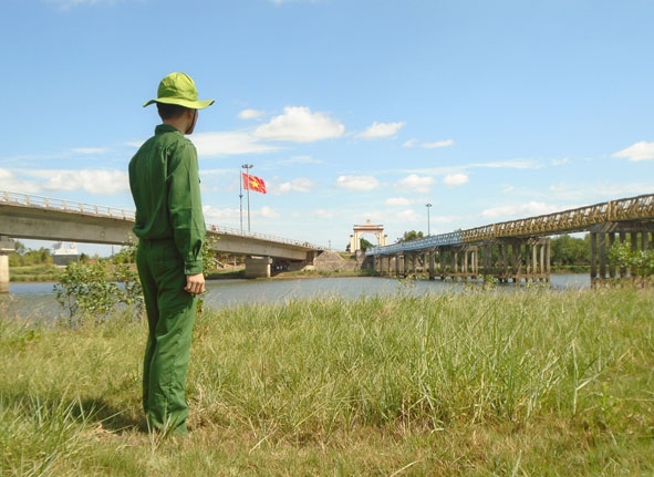 Cầu Hiền Lương mới (bên phải) và cầu Hiền Lương cũ được phục dựng nguyên trạng bắc qua sông Bến Hải.