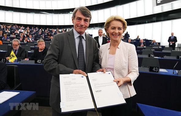 Chủ tịch Nghị viện châu Âu David-Maria Sassoli (bên trái) chúc mừng tân Chủ tịch Ủy ban châu Âu (EC)  Ursula Von der Leyen (bên phải) vừa đắc cử tại trụ sở Nghị viện châu Âu ở Strasbourg, Pháp ngày 16-7-2019. 