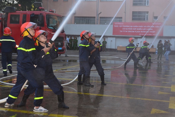 Lực lượng cứu hỏa chuyên nghiệp tham gia phối hợp thực tập phương án chữa cháy tại Trung tâm Thương mại Vincom Plaza Buôn Ma Thuột. 