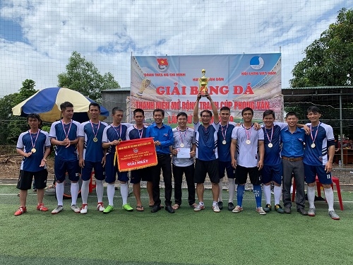 Ban tổ chức trao Giải Nhất và Cúp vô địch cho đội bóng FC Phong Vân