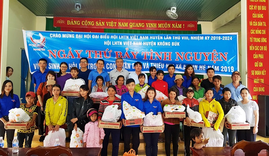 Đại diện các đơn vị trao quà tặng các gia gia đình có hoàn cảnh khó khăn trên địa bàn xã Ea Sin (huyện Krông Búk)