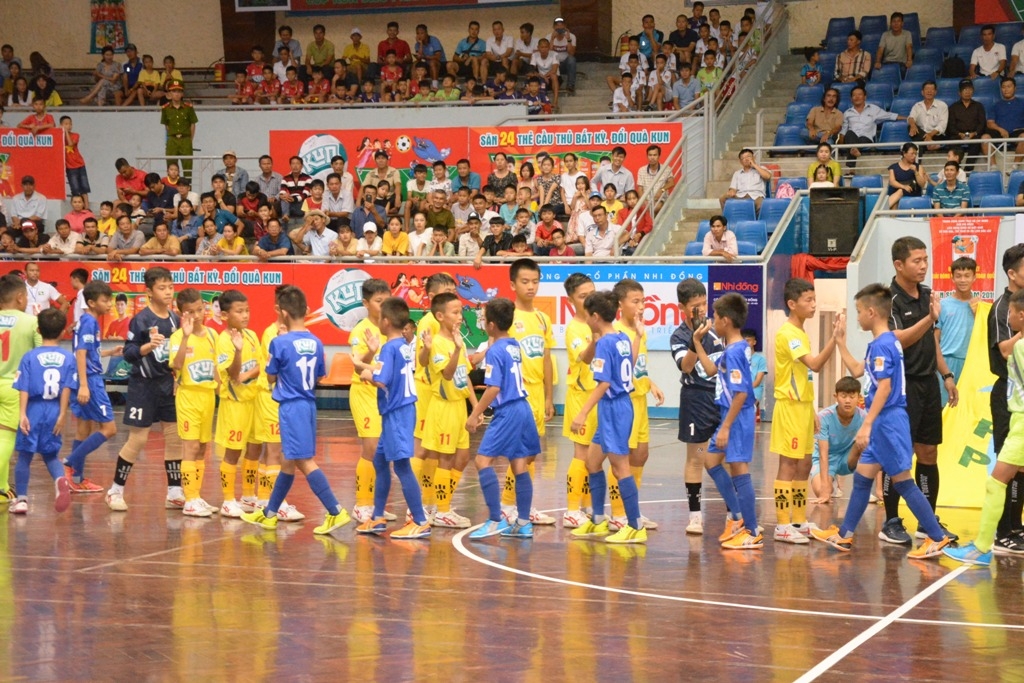 Hai đội Đắk Lắk (áo xanh) và Sông Lam Nghệ An chào nhau trước lúc thi đấu.