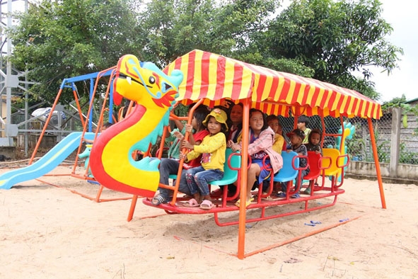 Công trình Khu vui chơi cho thiếu nhi được Ban tổ chức Liên hoan Búp sen hồng 2019 bàn giao tại xã Ea Ral, huyện Ea H'leo.
