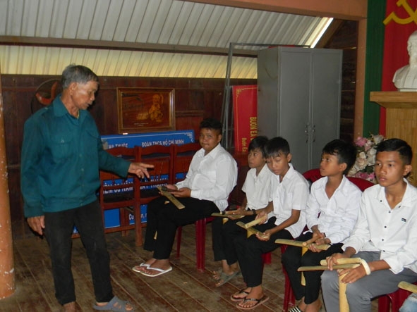 Công tác truyền dạy cồng chiêng cho thế hệ trẻ luôn được chú trọng tại những buôn làng. 