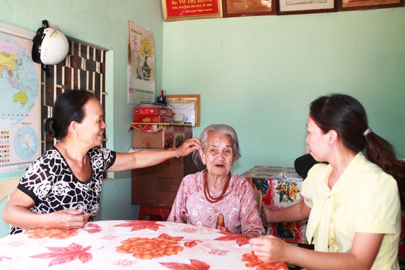 Cán bộ phường Tân Hòa đến thăm Mẹ Việt Nam Anh hùng Võ Thị Hồng.   