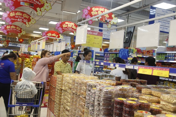 Người dân chọn mua hàng Việt tại Siêu thị Co.opmart Buôn Ma Thuột. 