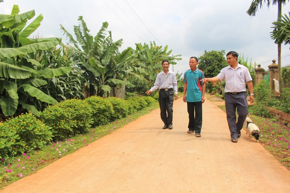 Tuyến đường bê tông của thôn Tân Sơn (xã Ea Drơng, huyện Cư M'gar) mới hoàn thành nhờ đóng góp của người dân.  