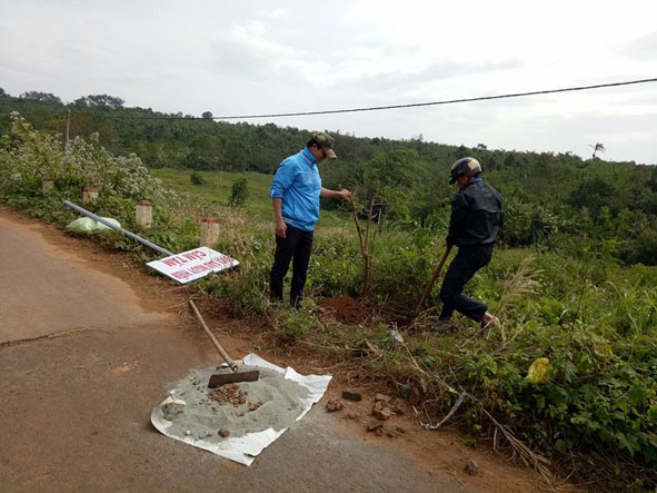 Thị trấn Quảng Phú lắp đặt biển cảnh báo đuối nước tại một con suối trên địa bàn.