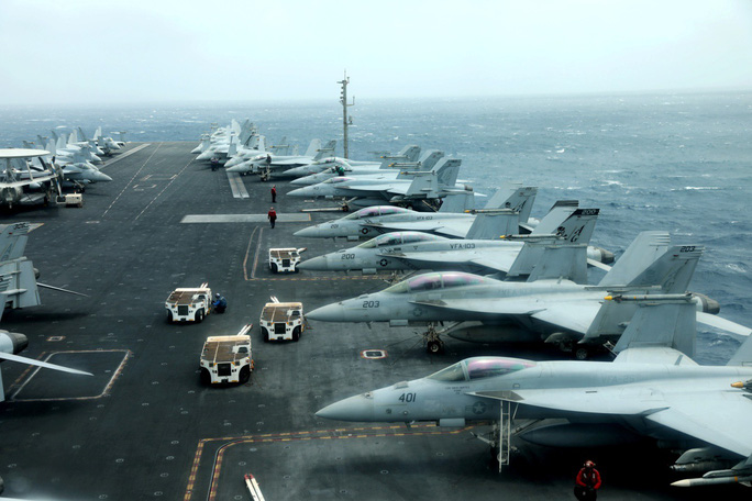 Tàu sân bay Mỹ USS Abraham Lincoln ở vịnh Oman gần eo biển Hormuz hôm 15-7.   Ảnh: Reuters
