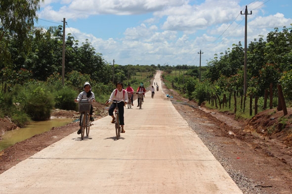 Đường giao thông nông thôn ở xã Cư Kbang (huyện Ea Súp) được bê tông hóa khang trang. 