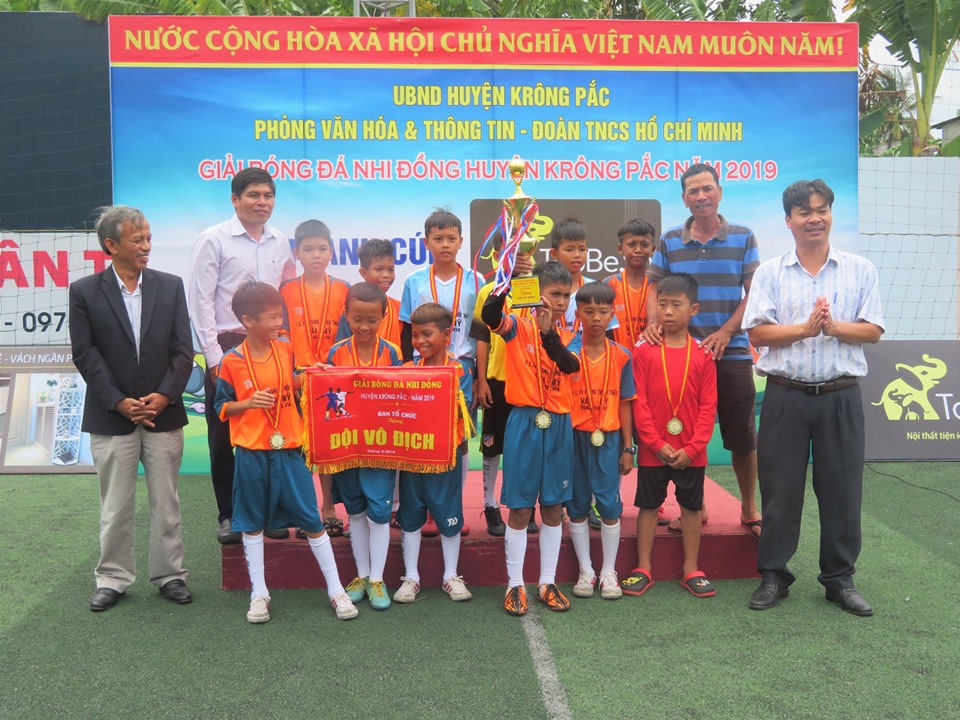 Ban tổ chức trao giải Nhất cho đội bóng vô địch Hòa An