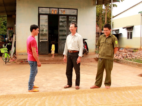 Bí thư Chi bộ thôn 2B (xã Ea Siên, thị xã Buôn hồ) Nguyễn Văn Đồng (giữa) thăm hỏi tình hình sản xuất, đời sống của người dân trong buôn.