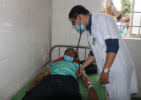 Một bệnh nhân bị sốt xuất huyết đang điều trị tại Bệnh viện Đa khoa huyện Krông Bông.   