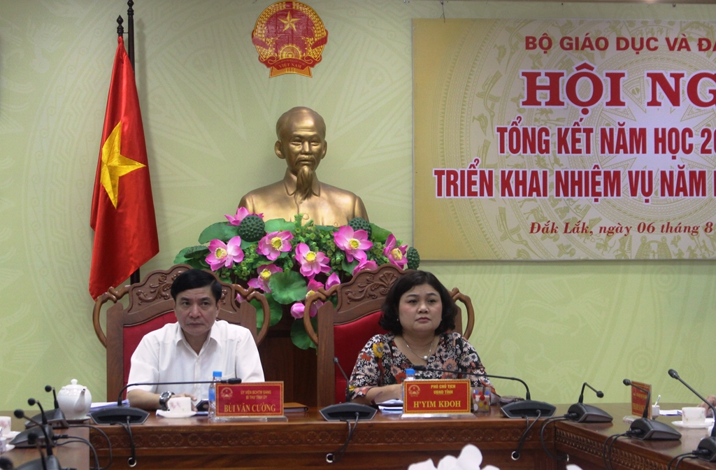 Bí thư Tỉnh ủy Bùi Văn Cường và Phó Chủ tịch UBND tỉnh HYim Kđoh chủ trì tại điểm cầu Đắk Lắk.