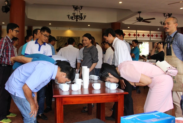 Chuyên gia thử nếm cà phê quốc tế chia sẻ cách thử nếm cà phê đặc sản với người sản xuất cà phê tại TP. Buôn Ma Thuột vào tháng 4-2019.