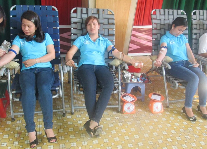 Từ trái sang: Nguyễn Thị Phương Dung, Nguyễn Thị Phương Thà và Nguyễn Thị Phương Tứ trong một lần  tham gia hiến máu. 