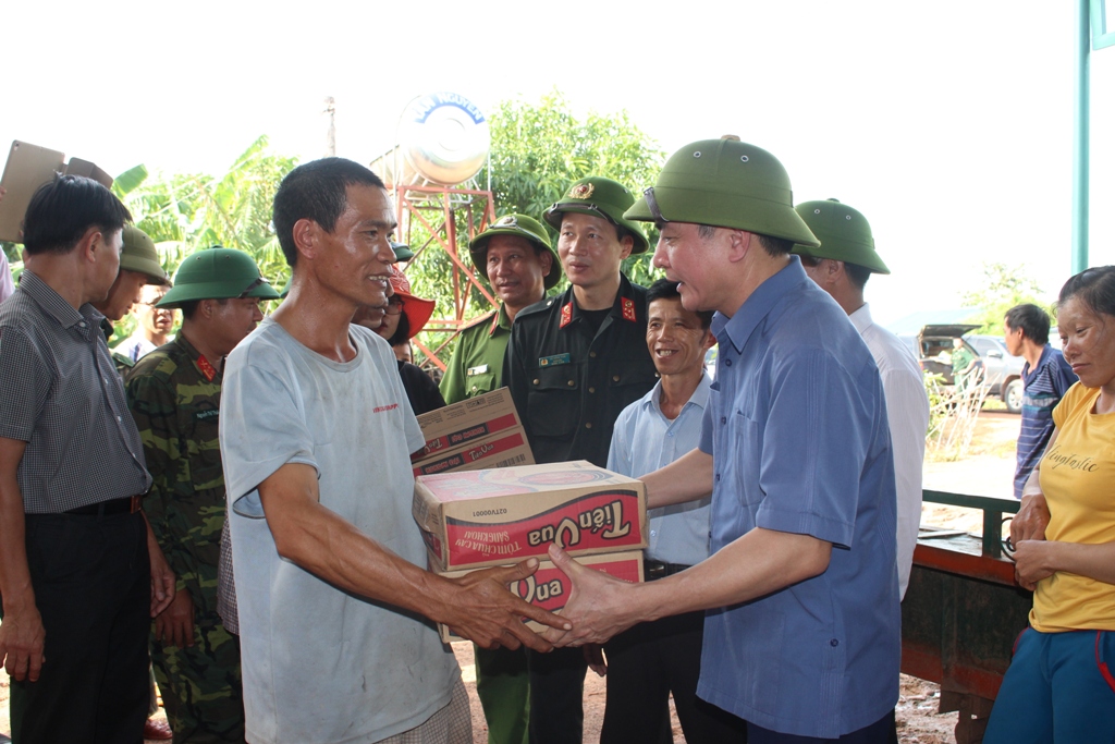 Bí thư Tỉnh ủy Bùi Văn Cường (bên phải) tặng quà cho người dân xã Ia R'vê bị thiệt hại do mưa lũ