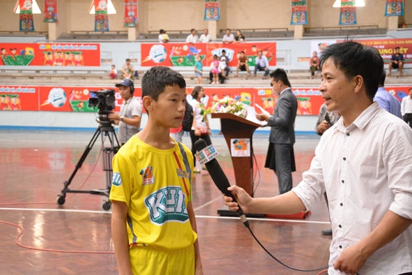 Cầu thủ  xuất sắc  nhất giải Nguyễn Xuân Trường trả lời phỏng vấn.
