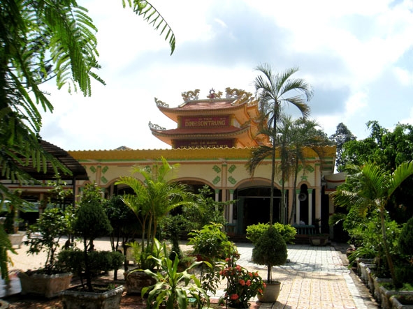 Chánh điện dinh Sơn Trung. 