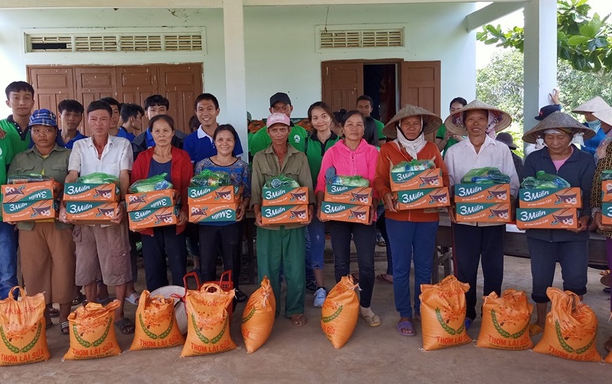 Tổ chức trao quà cho người dân bị ảnh hưởng nặng do bão lũ tại xã Ea Bung. 