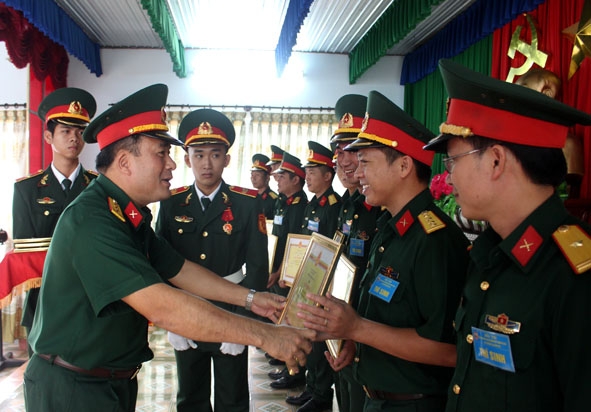 Thượng tá Trần Minh Trọng, Chính ủy Bộ Chỉ huy Quân sự tỉnh trao Giấy khen tặng các thí sinh đạt thành tích tốt tại hội thi.  