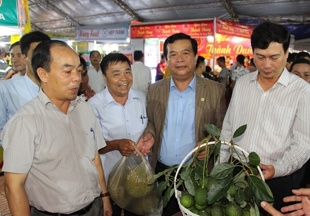 Các đại biểu tham quan các gian hàng tại Hội chợ