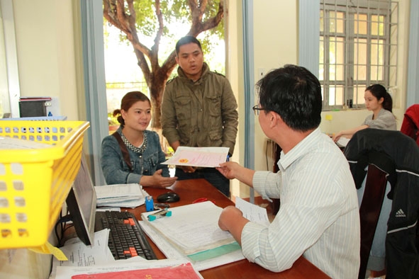 Người dân đến giải quyết hồ sơ thủ tục hành chính tại Bộ phận tiếp nhận và trả kết quả UBND huyện Cư Kuin.