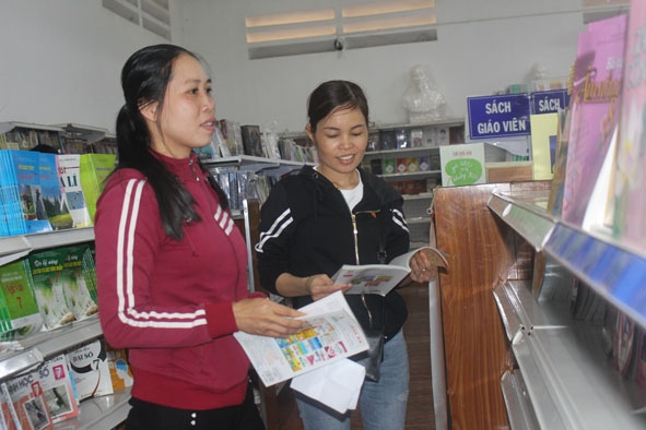 Phụ huynh lựa chọn mua sách giáo khoa tại Nhà sách Giáo dục - Công ty Cổ phần Sách - Thiết bị trường học Đắk Lắk.
