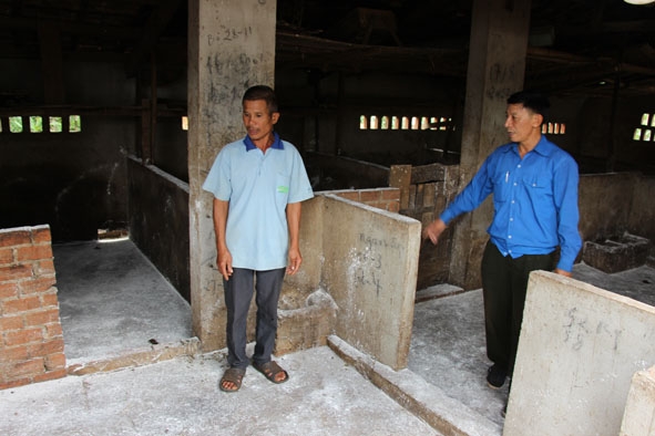 Cán bộ thú y xã Ea Kly kiểm tra công tác tiêu độc khử trùng tại gia đình ông Nguyễn Đức Cường (thôn 4A). 