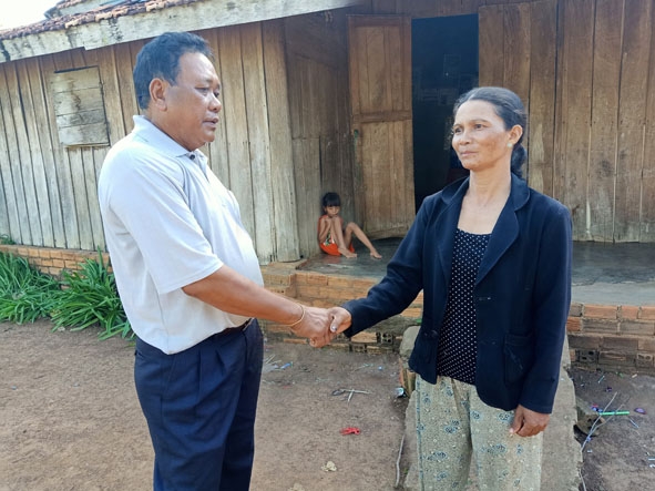 Ông Y Dhun Hmok thăm hỏi đời sống người dân buôn Dur 1, xã Dur Kmăl.   
