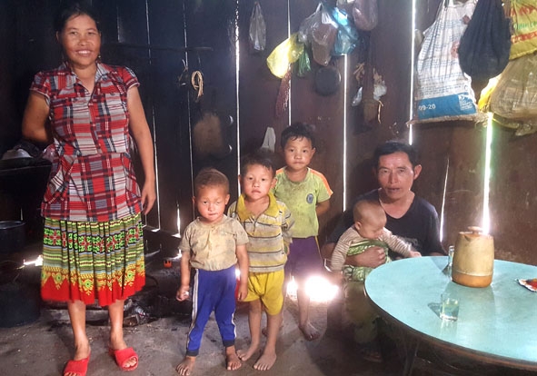 Bốn đứa con của vợ chồng ông Giàng Seo Lềnh (thôn Ea Luêh, xã Cư Đrăm) hiện vẫn chưa có giấy khai sinh. 