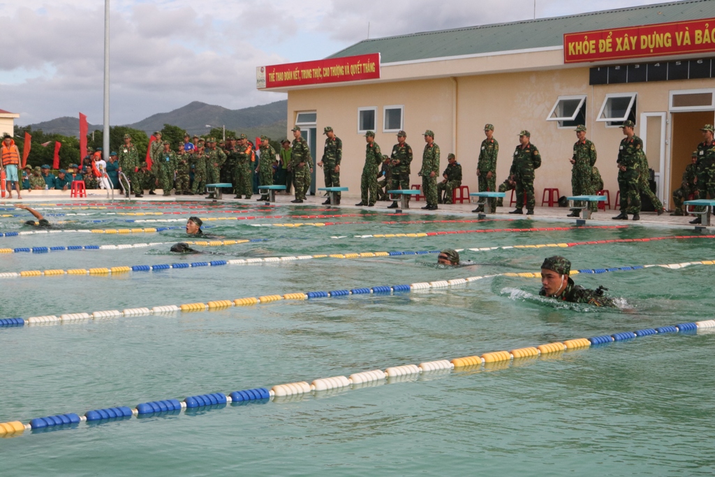 Vận động viên các đoàn thi tài nội dung bơi ứng dụng vũ trang