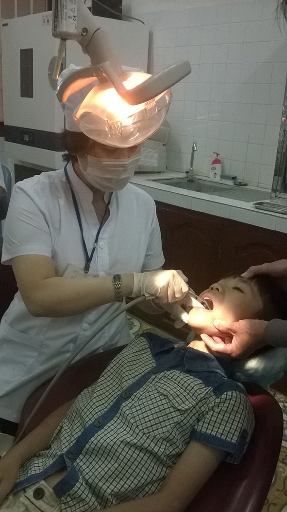 Kiểm tra răng miệng định kỳ để phát hiện và sớm  điều trị những tổn thương.