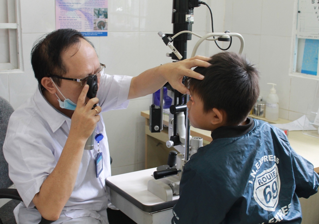 Bác sĩ Bệnh viện Mắt tỉnh khám phân loại dị tật về mắt cho các em. 