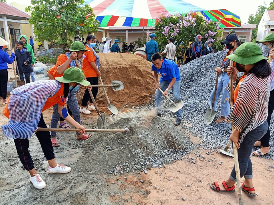 Đoàn viên, thanh niên tham gia thi công công trình sân bê tông.