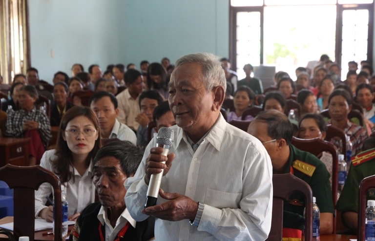 Già làng buôn Đắk Tuôr Ama Hoa nêu kiến nghị, đề xuất tại buổi đối thoại.