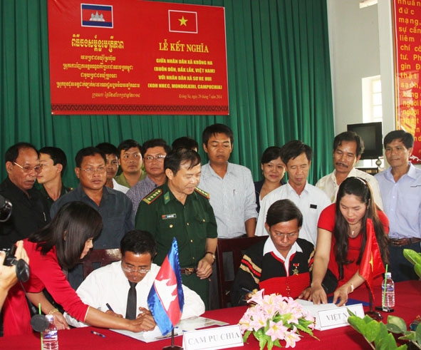 Lễ kết nghĩa giữa nhân dân xã Krông Na (huyện Buôn Đôn, Đắk Lắk, Việt Nam) và nhân dân xã Sơ Re Hui  (huyện Cô Nhéc, Mundulkiri, Campuchia).  
