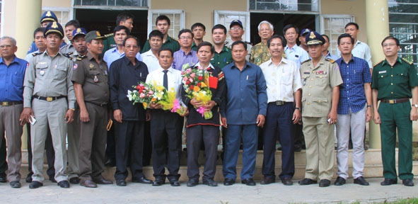 Đại biểu tham dự lễ kết nghĩa giữa nhân dân xã Krông Na (huyện Buôn Đôn, Đắk Lắk, Việt Nam) và nhân dân xã Sơ Re Hui (huyện Cô Nhéc,  Mundulkiri, Campuchia).