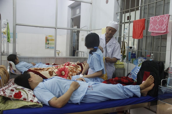 Tại khoa Nội Bệnh viện Đa khoa huyện Cư M'gar, bệnh nhân sốt xuất huyết phải nằm ghép giường vì quá tải.  