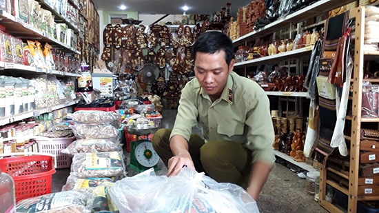 Đoàn kiêmr tra liên ngành thường trực 389 của tỉnh tiến hành kiểm tra viẹec bày bán sản phẩm Amakong trên thị trường