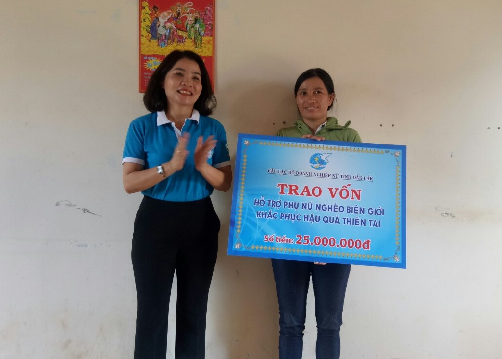 Chủ tịch Hội Liên hiệp Phụ nữ tỉnh Nguyễn Thị Thu Nguyệt trao vốn sinh kế 25 triệu đồng cho chị Lê Thị Hiền (xã Ia Rvê) để khắc phục thiệt hại mưa lũ
