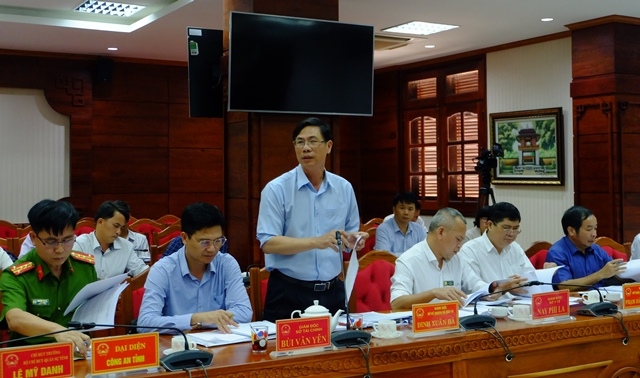 Giám đốc Sở Kế hoạch và Đầu tư Đinh Xuân Hà báo cáo nội dung liên quan tại cuộc họp