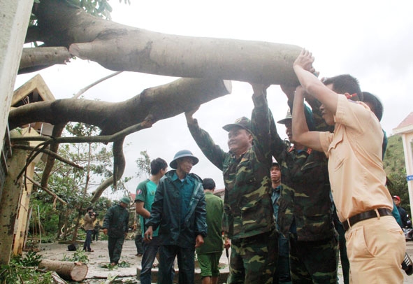 Lực lượng vũ trang huyện Krông Bông giúp nhân dân khắc phục hậu quả do Cơn bão số 12 năm 2017 gây ra.