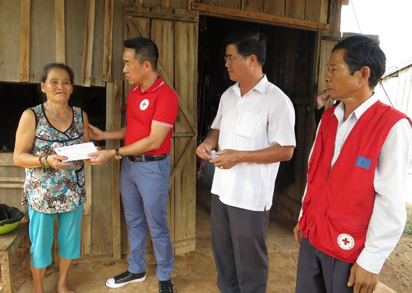 Đại diện Đoàn cứu trợ thăm hỏi và tặng quà cho người dân bị thiệt hại do mưa lũ tại xã Ea Rốk.