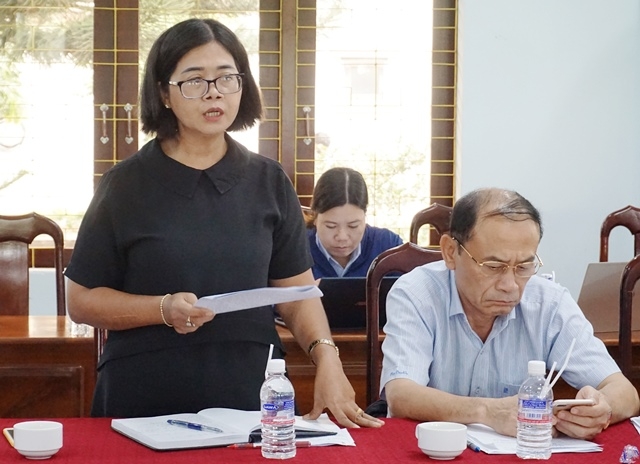 Trưởng Ban Dân vận Tỉnh ủy, Chủ tịch Ủy ban MTTQ Việt Nam tỉnh H’Kim Hoa Byă đóng góp ý kiến tại buổi làm việc.